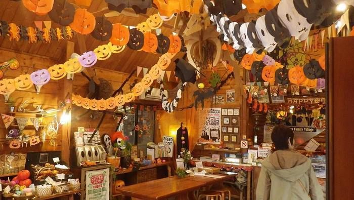 ケニーズ・ファニリー・ビレッジのハロウィン仕様に飾り付けられた管理棟