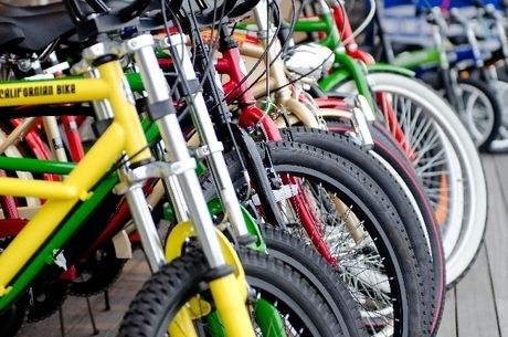 駐車された色とりどりの自転車