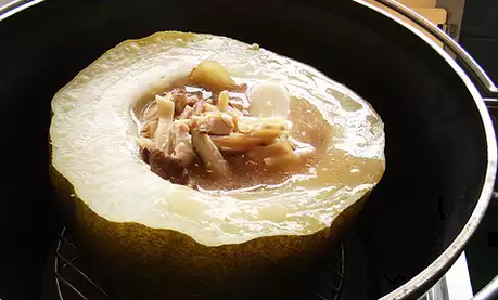 ダッチオーブンで蒸して作った冬瓜とフカヒレのスープ