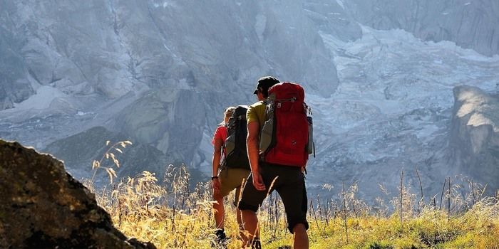 登山をする人々