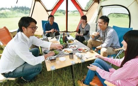 スクリーンタープを使用したキャンプの様子