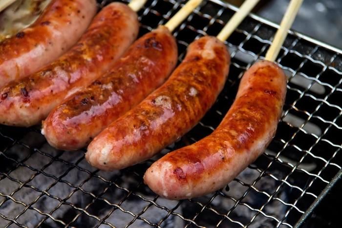 網で焼かれたソーセージ
