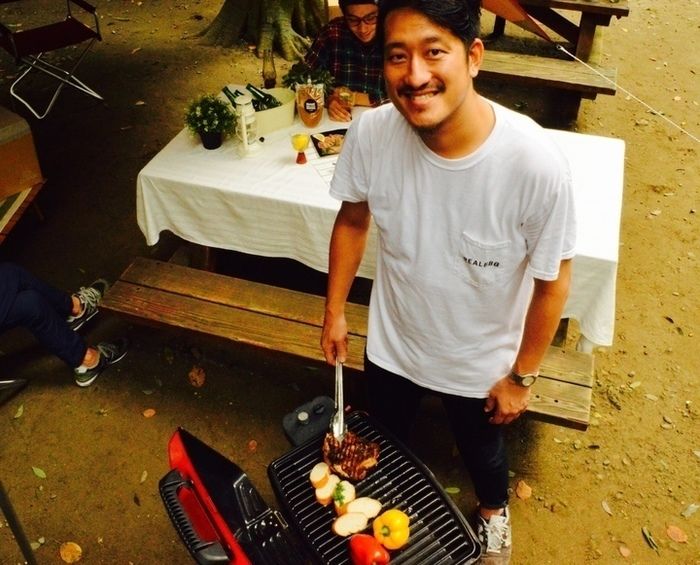 バーベキューをする井川さん