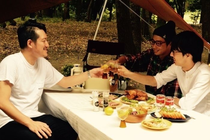 対談の前にバーベキューをする井川さんと水谷さんと男性