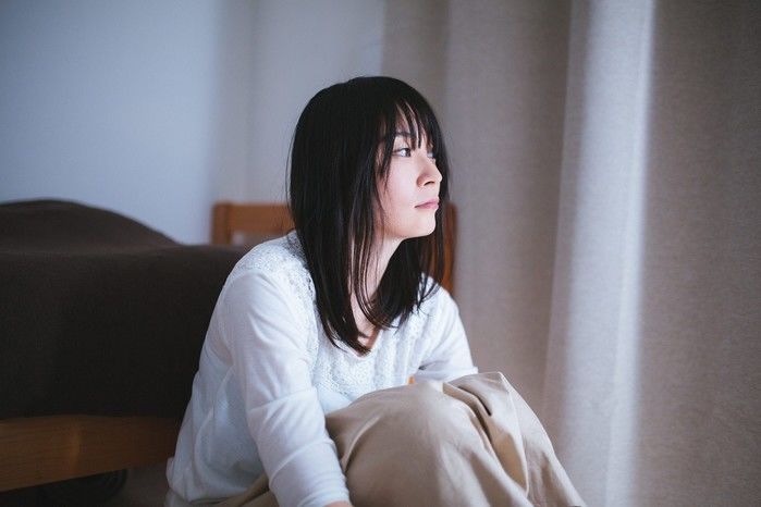 部屋にいる女性