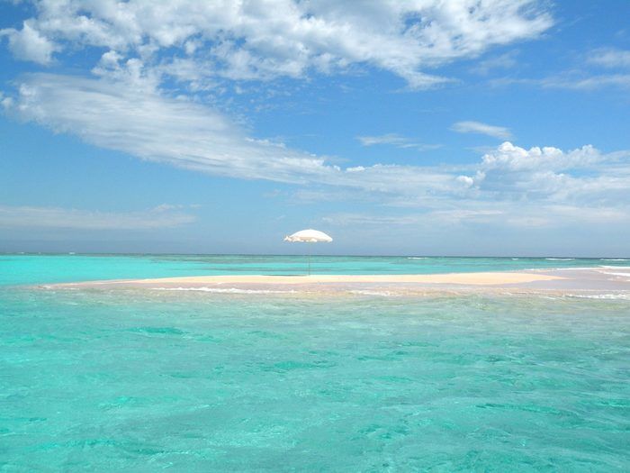 与論島のコバルトブルーの海岸