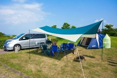 ワゴンカーとタープを張りキャンプを楽しむ様子