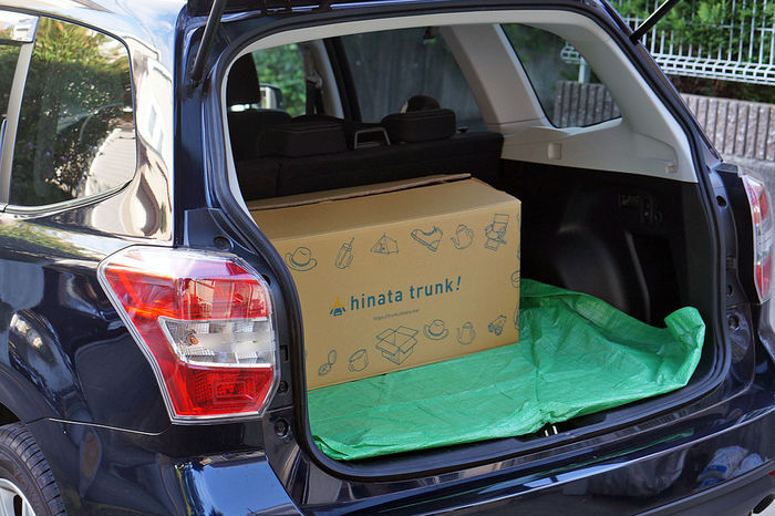 車のトランクにhinata trunk!が荷積みされている様子
