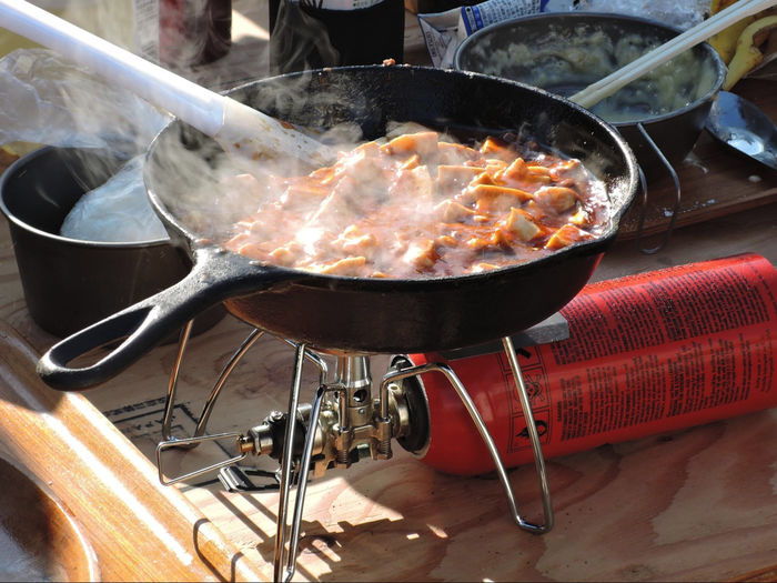 ワンバーナーで調理される麻婆豆腐