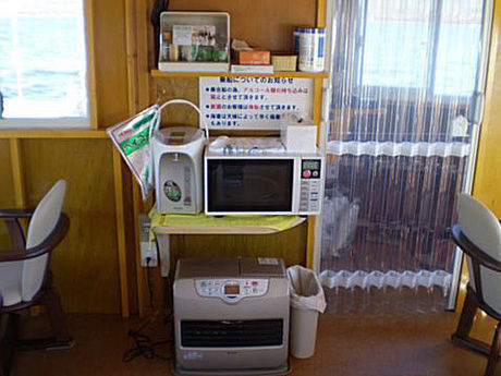 ワカサギ釣りのドーム船の船内にある設備