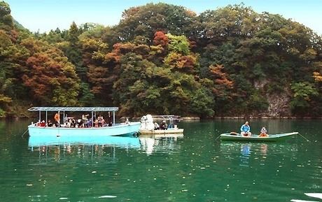 湖に浮かぶ天狗岩