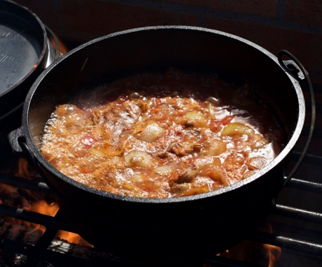薪ストーブで作るだっッチオーブンのカレー