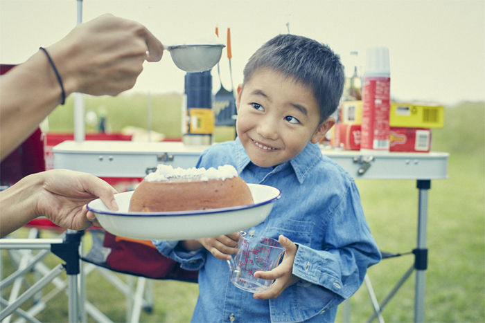 アウトドア料理に興味津々な子供