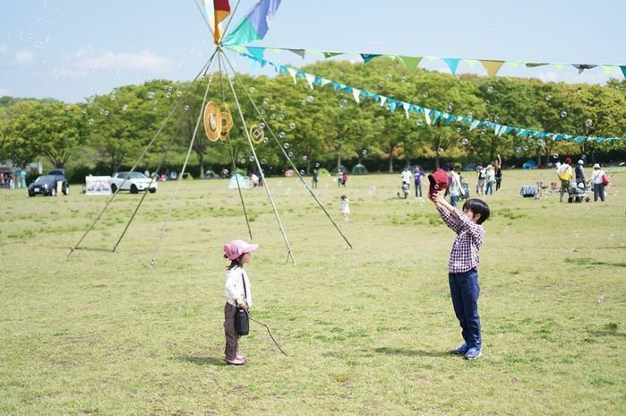 広場で遊ぶ子供達