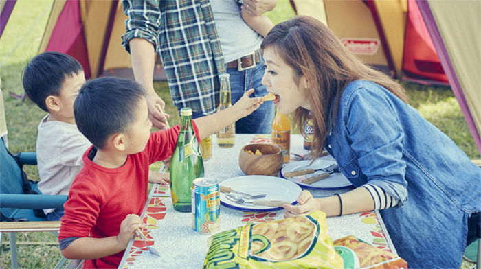 母親にお菓子を食べさせている子供