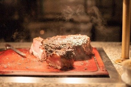まな板にのったローストビーフ