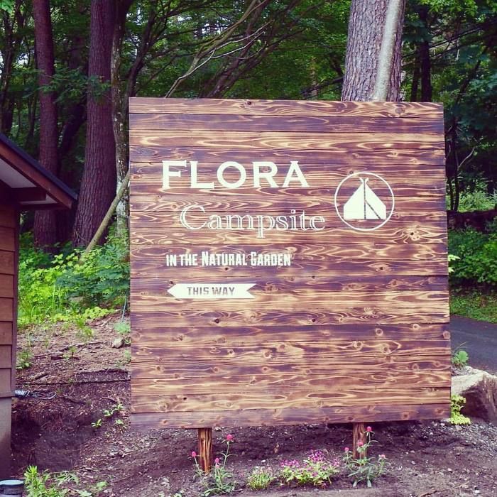 FLORAキャンプサイトの看板