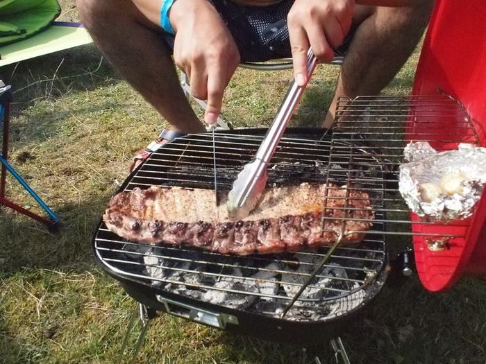 肉の塊を焼く様子