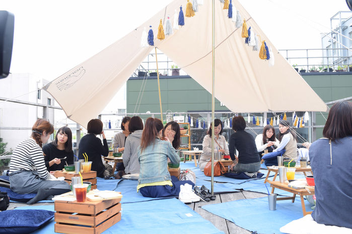 週末おそとランチ会に集まる女性