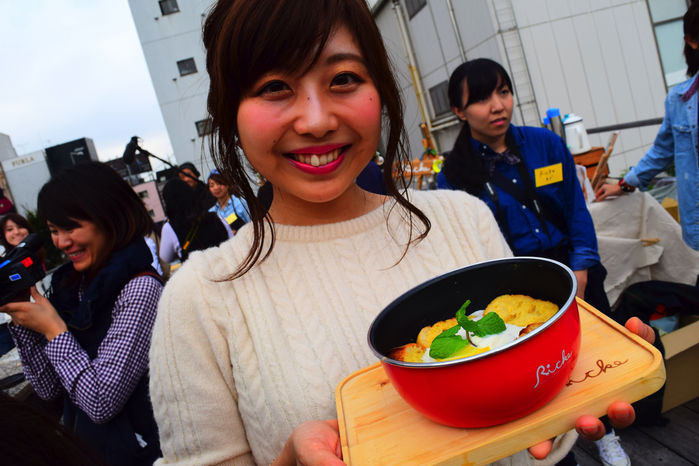 りんごとココナッツのパンプディングを持つ女性