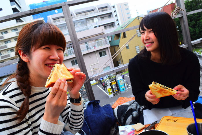 ホットサンドを食べる女性