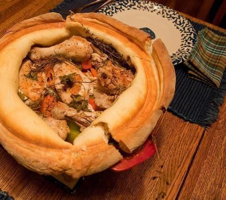 ダッチオーブンに入ったスモークチキン