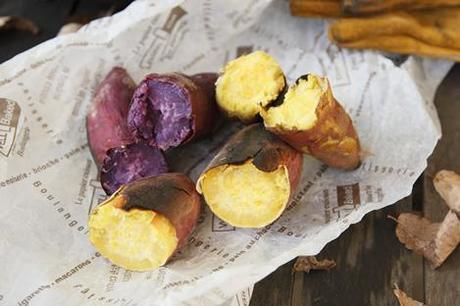 さつまいもと紫芋の焼き芋を割った様子