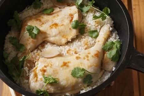 ダッチオーブンに入ったアジアン鶏飯