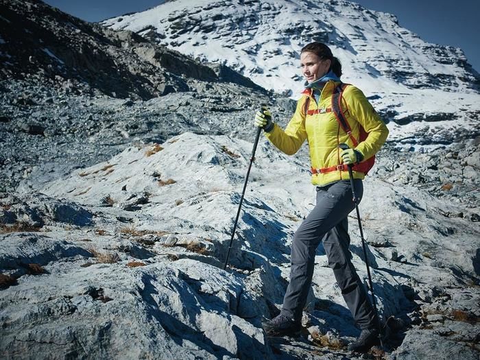 マムートのフリースを着て山を登る女性