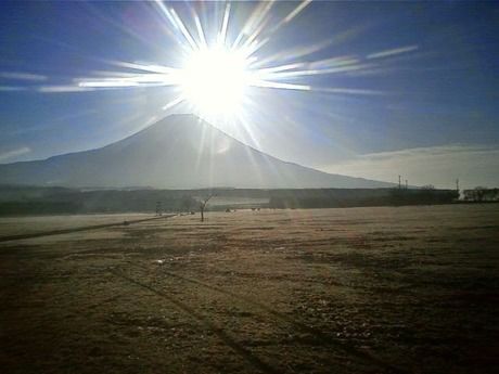 富士山にささんと照りつける太陽