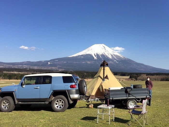 富士山をバックに建てられたテントと車