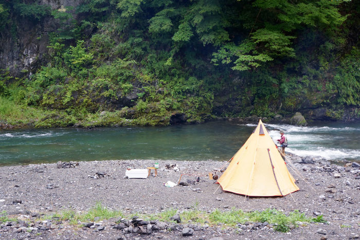 氷川キャンプ場の川原にたつテント