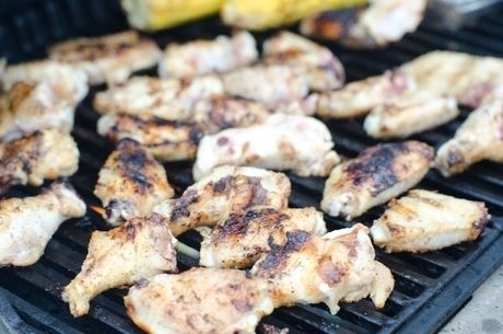 グリルで焼かれたたくさんの鶏肉