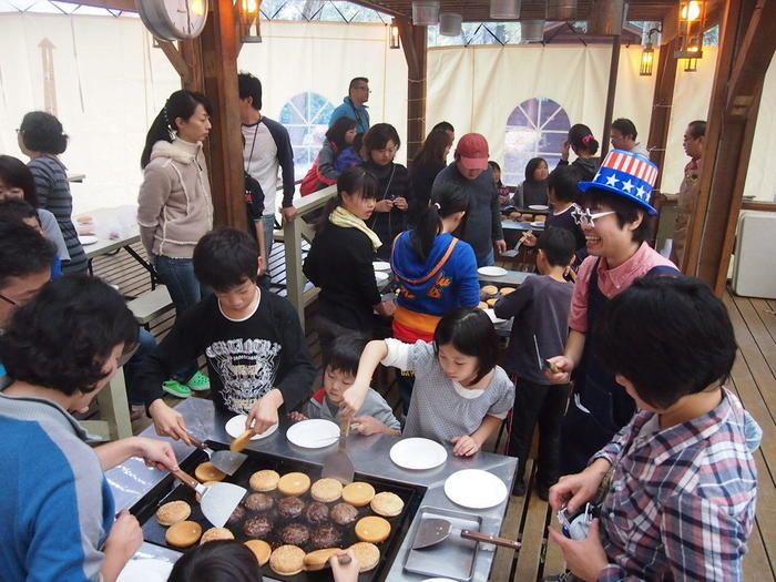 キャンプアンドキャビンズ那須高原でメキシカンバーガー作りを楽しむ親子