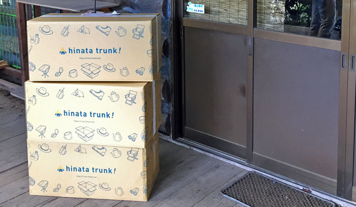 キャンプ場に届けられたhinata trunk!の箱