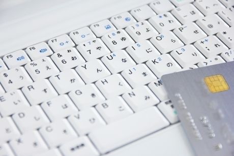 パソコンのキーボードとクレジットカード