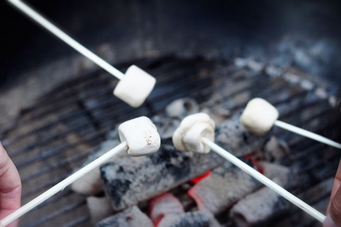 クッカーっで焼きマシュマロをする様子