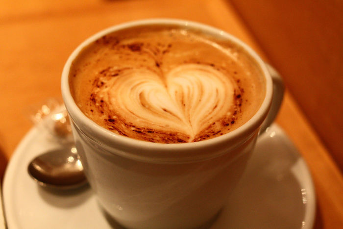 ラテアートされたカプチーノ
