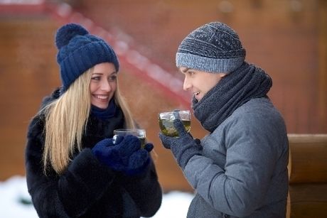 ホットドリンクを飲むカップル