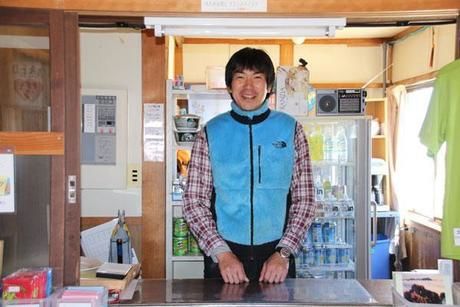 山小屋の中に立つ男性