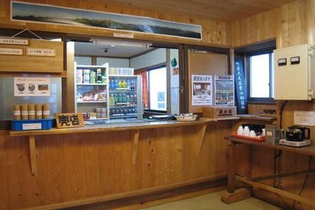 山小屋のカウンター