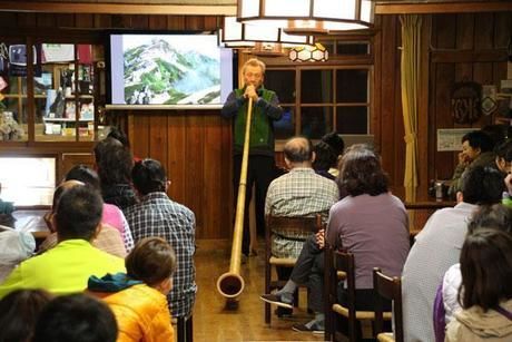 山小屋で開催されるイベントの様子
