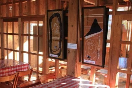 山小屋の内観