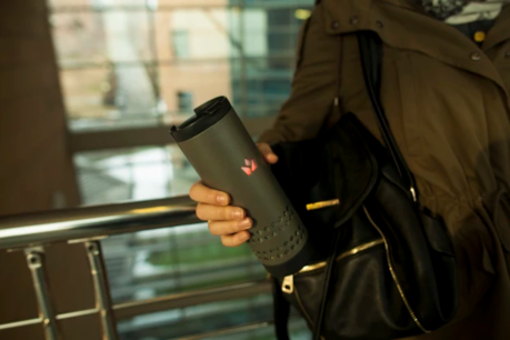 Yecup365を持った手元