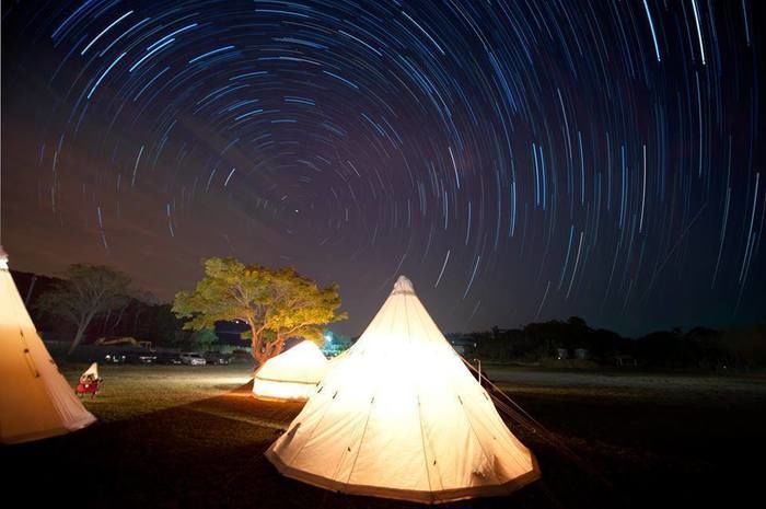 夜のノルディスクのアスガルドの外観