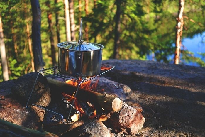 たき火で熱されている登山用クッカー