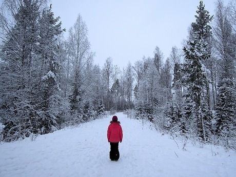 雪山の中で立つ人