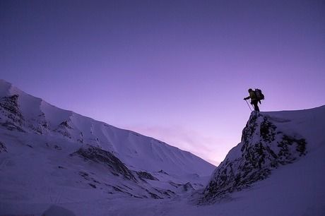 雪山の上に立つ人