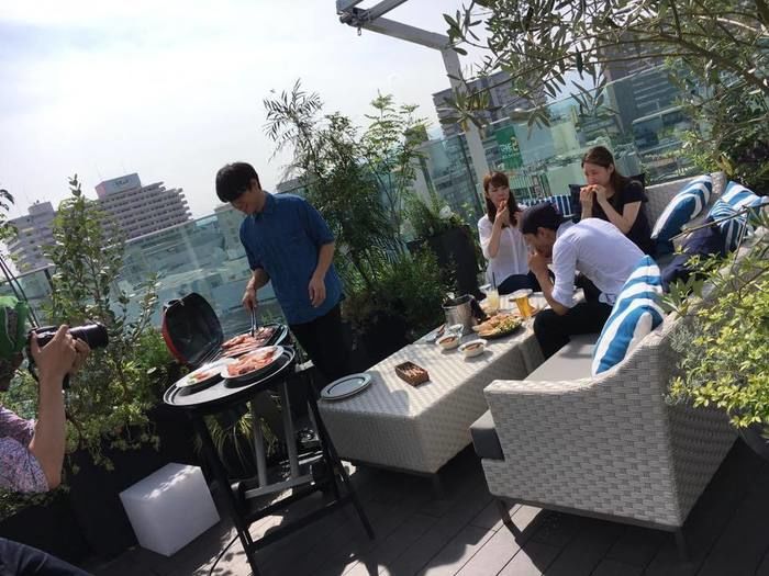 MEAL TOGETHER ROOF TERRACE ミールトゥギャザーでバーベキューをする人々