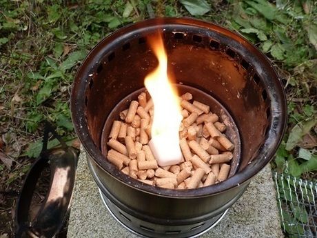 猫砂の上の着火した固形燃料